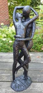 bronzen beeld / ZOENEND liefdespaar / 55 cm hoog