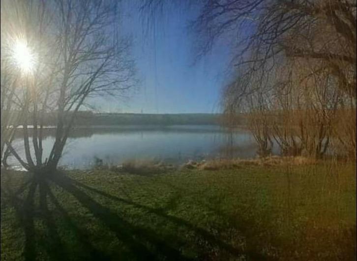 Stacaravan met staanplaats aan een prachtig meer, Caravans en Kamperen, Stacaravans, tot en met 4, Ophalen of Verzenden