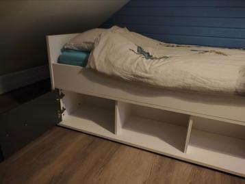 Bed met lattenbodem en bergruimte