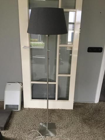 Stijlvolle Staande Lamp met Grijze Kap beschikbaar voor biedingen