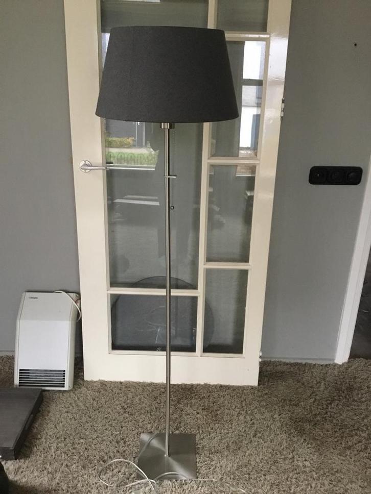 Stijlvolle Staande Lamp met Grijze Kap, Huis en Inrichting, Lampen | Vloerlampen, Zo goed als nieuw, 150 tot 200 cm, Metaal, Ophalen