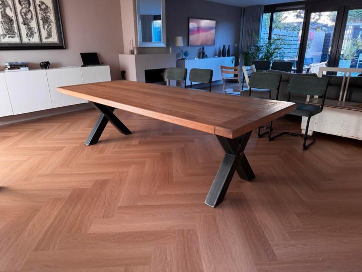 Moderne Massief Eiken Eettafel met zwart stalen poten, Huis en Inrichting, Tafels | Eettafels, Zo goed als nieuw, 50 tot 100 cm