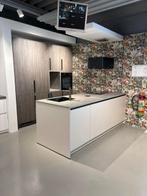 Showroomkeuken eiland zand greeploos + kasten hout € 7500,-, Huis en Inrichting, Keuken | Complete keukens, Ophalen, Nieuw, Enkelwandige keuken