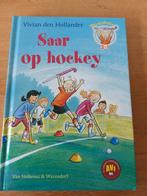 Vivian den Hollander - Saar op hockey, Ophalen of Verzenden, Zo goed als nieuw, Vivian den Hollander