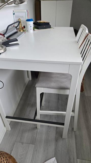 Te koop: EKEDALEN bartafel + 4 barkrukken – wit/lichtgrijs beschikbaar voor biedingen