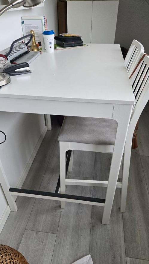 Te koop: EKEDALEN bartafel + 4 barkrukken – wit/lichtgrijs, Huis en Inrichting, Tafels | Eettafels, Zo goed als nieuw, 50 tot 100 cm