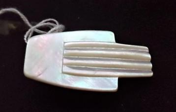 Art deco kledingclip, parelmoer (6467-42) beschikbaar voor biedingen