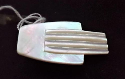 Art deco kledingclip, parelmoer (6467-42), Sieraden, Tassen en Uiterlijk, Antieke sieraden, Overige typen, Overige materialen