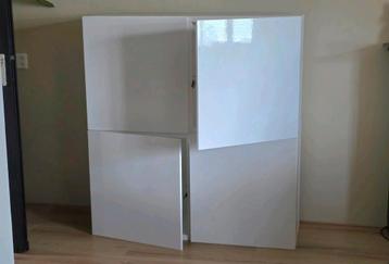 IKEA BESTÅ kasten – 2 stuks compleet met deuren & wandrails beschikbaar voor biedingen