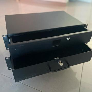 2x 19" Racklade met slot 2HE beschikbaar voor biedingen