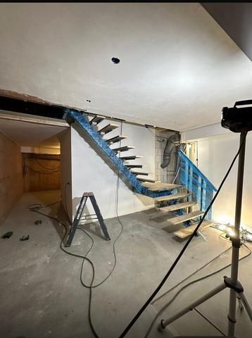 Stalen trap zonder treden, gedemonteerd beschikbaar voor biedingen