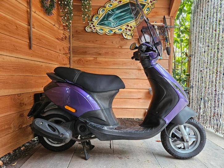 Mooie Piaggio Zip met slot en helm, Fietsen en Brommers, Scooters | Piaggio, Gebruikt, Zip, Maximaal 25 km/u, Benzine, Ophalen
