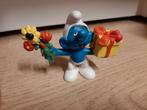 Lolsmurf met cadeau en bloemen 20040 De Smurfen, Verzamelen, Smurfen, Ophalen of Verzenden, Lolsmurf