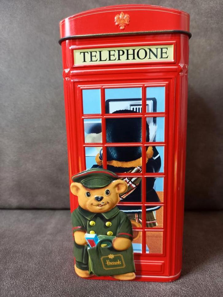 Mooi blikje / spaarpot met beertje - Harrods telephone kiosk, Verzamelen, Spaarpotten, Gebruikt, Ophalen of Verzenden