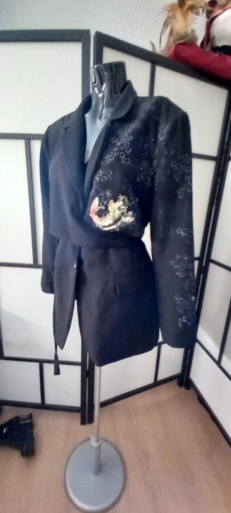 Zwarte blazer kolbert. Handmade handpainted; koi karpers., Kleding | Dames, Jasjes, Kostuums en Pakken, Nieuw, Maat 38/40 (M)