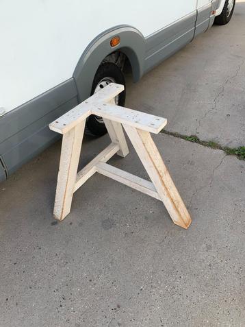 Zeer STABILE TAFEL POOT.  beschikbaar voor biedingen