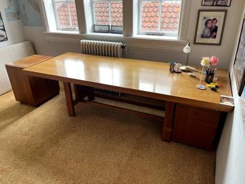 Grote houten tafel/bureau beschikbaar voor biedingen