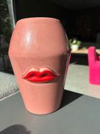 Vaas met rode lippen, Huis en Inrichting, Woonaccessoires | Vazen, Ophalen, Overige kleuren, Aardewerk of Porselein, Zo goed als nieuw