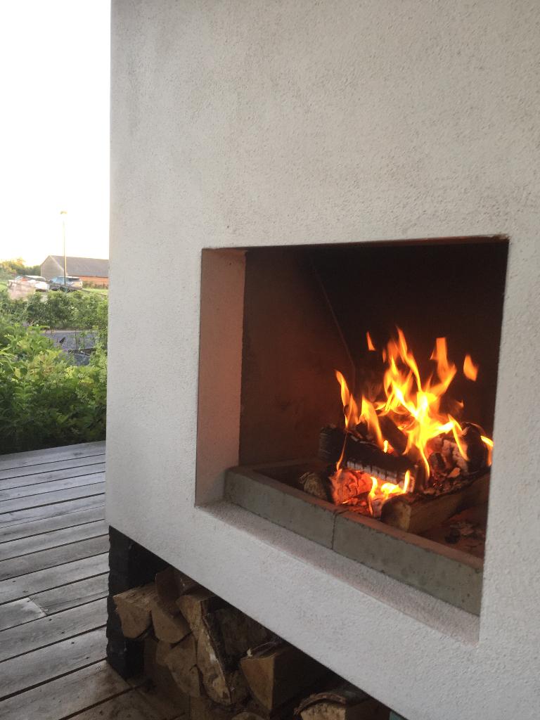 Inbouw vuurvaste betonnen openhaard, 70x57x32cm, Ophalen, Zo goed als nieuw, Inbouwhaard, Houthaard