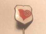 Emaille OLA IJS HARTJE Speld (Wit/Rood/Metaalkleur)., Verzamelen, Verzenden, Zo goed als nieuw, Merk, Speldje of Pin