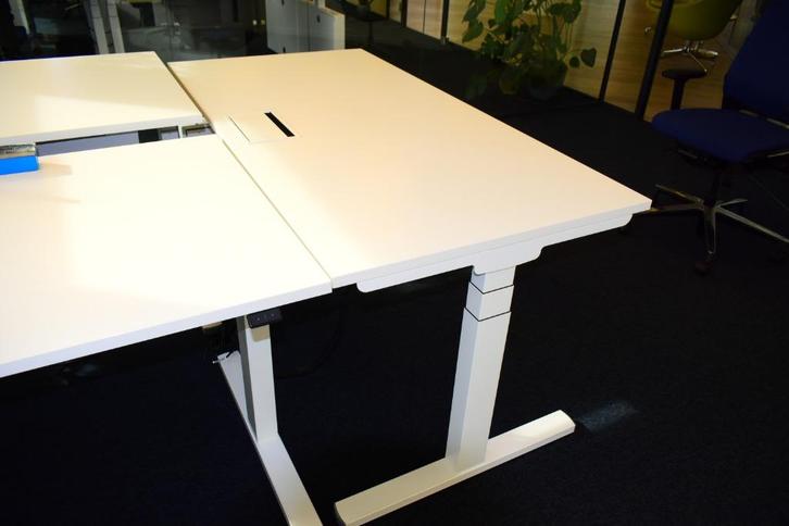 Bureau (elektrisch verstelbaar, Huis en Inrichting, Bureaus, Zo goed als nieuw, Bureau, Elektrisch, In hoogte verstelbaar, Ophalen