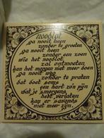 Tegel Noodlot, Huis en Inrichting, Woonaccessoires | Tekstborden en Spreuken, Ophalen of Verzenden, Zo goed als nieuw