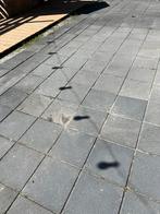 Gratis +/- 300 stoeptegels, Tuin en Terras, Tegels en Klinkers, Ophalen, Zo goed als nieuw, Beton, Terrastegels