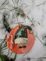 Rood-groene fantasy kerst gnoom klei hanger met zuurstok., Diversen, Kerst, Ophalen of Verzenden, Nieuw