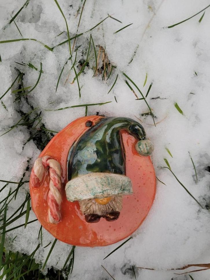 Rood-groene fantasy kerst gnoom klei hanger met zuurstok., Diversen, Kerst, Nieuw, Ophalen of Verzenden