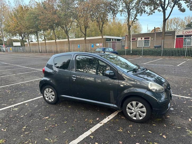 Toyota Aygo 1.0 12V Vvt-i 3DRS MMT 2007 Grijs NIEUWE APK, Auto's, Toyota, Particulier, Aygo, Airbags, Airconditioning, Bluetooth