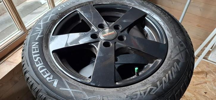 Winterbanden met sportvelgen. 215/55 R16, zgan, Auto diversen, Autosport-onderdelen, Zo goed als nieuw, Ophalen