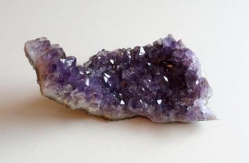 Amethist Edelsteen Mineraal beschikbaar voor biedingen