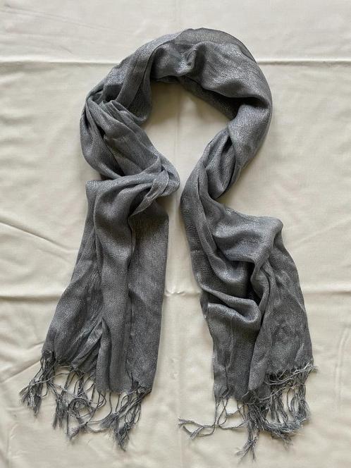 Glanzende, grijze sjaal met franje, Kleding | Dames, Mutsen, Sjaals en Handschoenen, Zo goed als nieuw, Sjaal, Verzenden