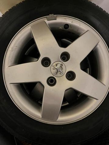 185/65R15 banden met orginele peugeot velgen beschikbaar voor biedingen
