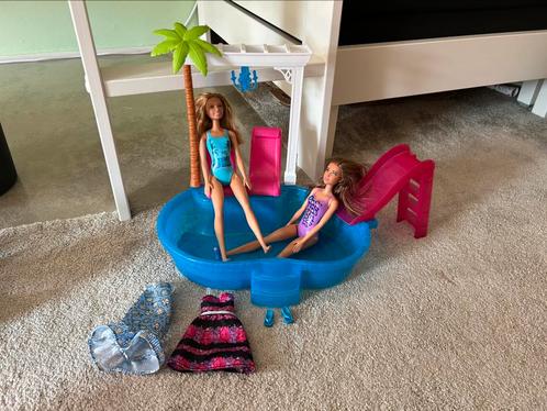 Barby poppen in Zwembad set, Kinderen en Baby's, Speelgoed | Poppen, Gebruikt, Barbie, Ophalen of Verzenden