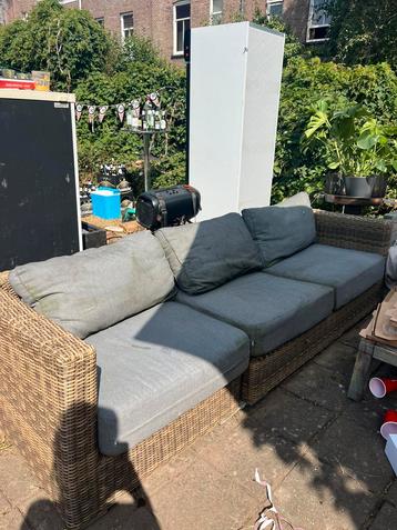 Tuinbank pallet en 2 stoelen gratis af te halen beschikbaar voor biedingen