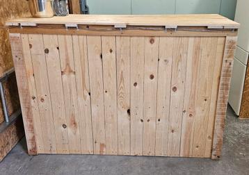 Mooie bar van hout. beschikbaar voor biedingen