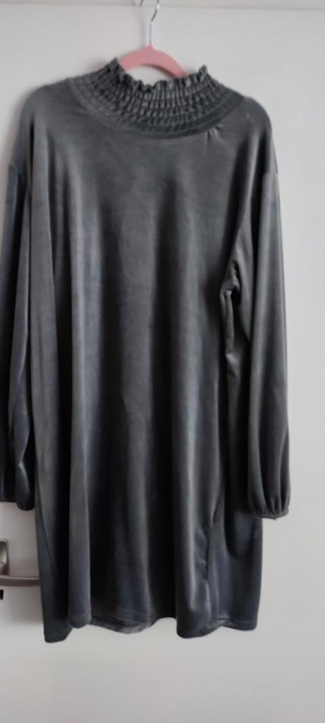 Grijs fluweel jurkje, maat 44-48, nieuw!, Kleding | Dames, Jurken, Nieuw, Maat 46/48 (XL) of groter, Grijs, Knielengte, Ophalen of Verzenden