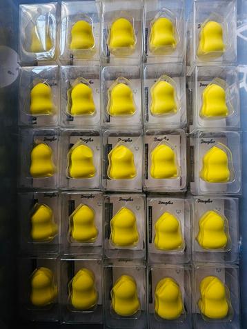 Partij van 53 Douglas Makeup Blenders Gezichtssponsjes beschikbaar voor biedingen