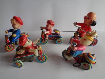 Oude blikken Tricycles met Figuur, 5 stuks, Japan / Korea beschikbaar voor biedingen