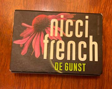 Nicci French - De gunst dwarsligger beschikbaar voor biedingen
