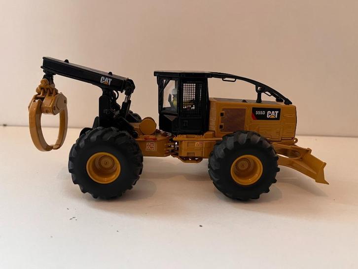 Caterpillar 555D Wheel Skidder van Diecast Masters, Hobby en Vrije tijd, Modelauto's | 1:50, Zo goed als nieuw, Hijskraan, Tractor of Landbouw