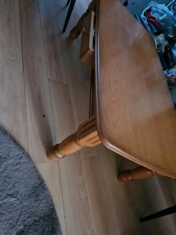 Mooie lage, glanzende handige eiken salontafel met lade beschikbaar voor biedingen