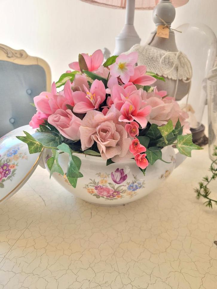 Romantisch bloemstuk in terrine kunstbloemen, Huis en Inrichting, Woonaccessoires | Kunstplanten en Kunstbloemen, Zo goed als nieuw