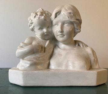 Beeldje moeder en kind beschikbaar voor biedingen