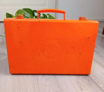 b&d oranje gereedschaapkist beschikbaar voor biedingen