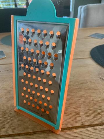 Tupperware rasp op maat, grof met opvangbak beschikbaar voor biedingen