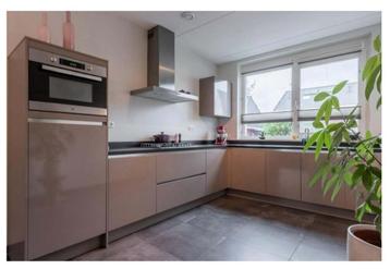 Luxe Mooie taupe/zandbeig hoogglans hoekkeuken beschikbaar voor biedingen