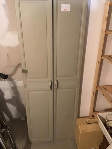 Simpele kunststof kast voor in berging beschikbaar voor biedingen