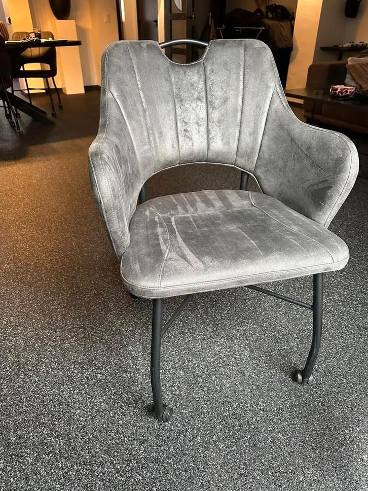 eetkamerstoelen (strava) met wieltjes 4 nieuwe, 2 gebruikte, Huis en Inrichting, Stoelen, Nieuw, Vijf, Zes of meer stoelen, Stof